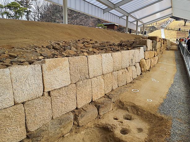 朝鮮の都、漢陽を囲んだ城壁が発掘されました。世紀ごとに、積まれた石垣の技術を確認できるそうです。