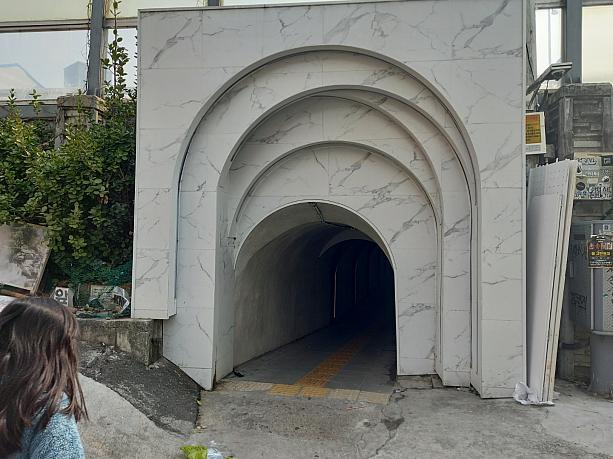 こんなトンネルが。中は音楽が流れます。