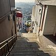 細い階段道を下ると、庶民の住宅街が広がります。