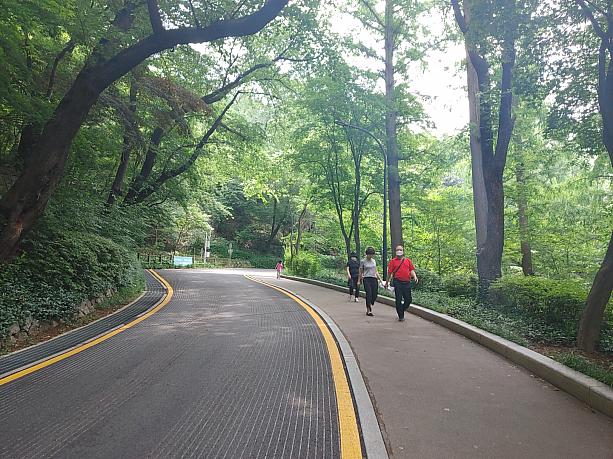 散歩していると、ソウル市内、どこからでも見える