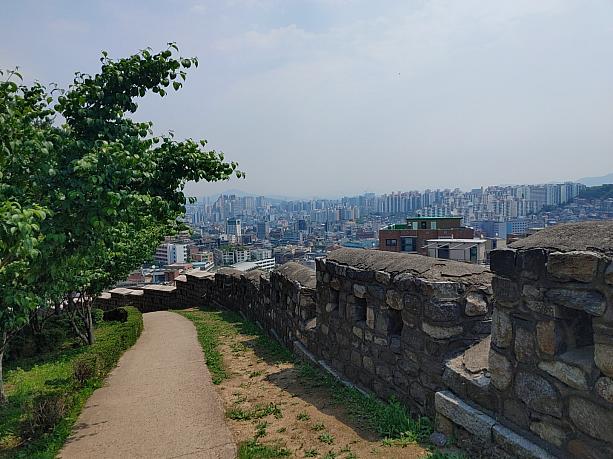 お散歩道もすぐわきにあり、城壁の脇を歩きながら、ソウルの街並みを見渡せます！