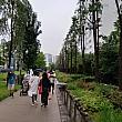 週末、弘大駅前の京義線スッキルは雨の合間を縫って？散歩する人たちが~。