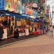 お店が並ぶ通りは地元の人より外国の方が目立つような…。