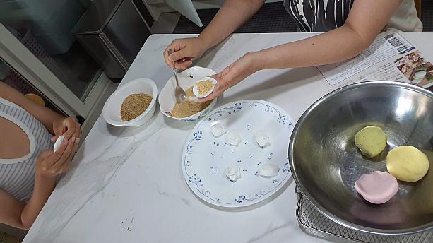 お米の粉をしっかり練って、餃子の皮のように延ばし、餡を入れて半月型に結びます。