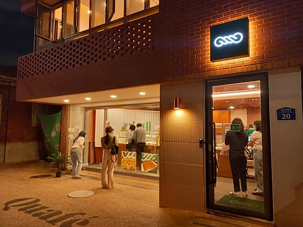 捻じり揚げパンの進化版、ドーナツ風に派手なデコレーションが話題のお店。もうそろそろ品切れかな。