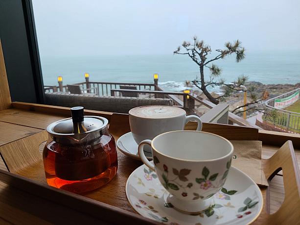 海が目の前のカフェでまったりとお茶はいかがですか？