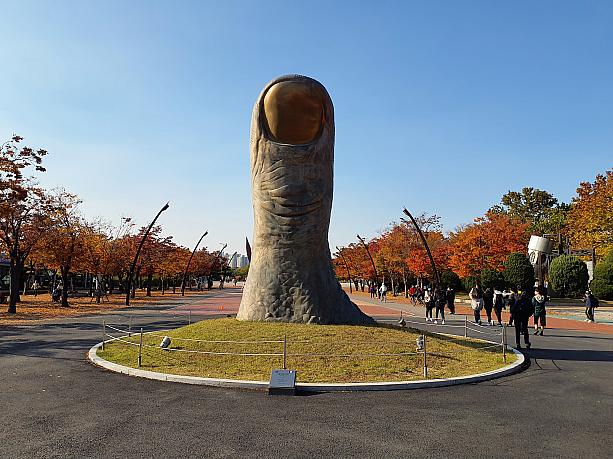 オリンピック公園にイカゲームでおなじみの『ヨンヒ』像が登場！2022年1月23日までの展示です。 イカゲーム 오징어게임だるまさんがころんだ