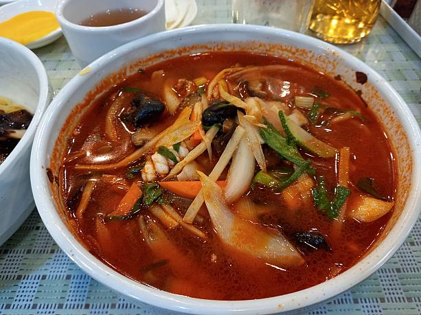 韓国のチャンポンといえば、赤い辛いスープが特徴！今日はすかっと？！したい場合はチャンポン。お店によっては激辛なので要注意！