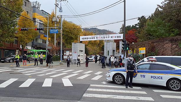 ソウルの竜山高校も試験会場～やはり、学校の前では交通整理する警官の姿が～