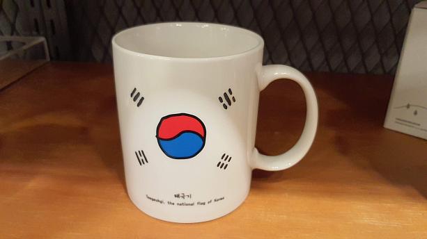 韓国の国旗、太極旗をあしらったマグカップ。韓国っぽくて自分用のお土産にぴったり。