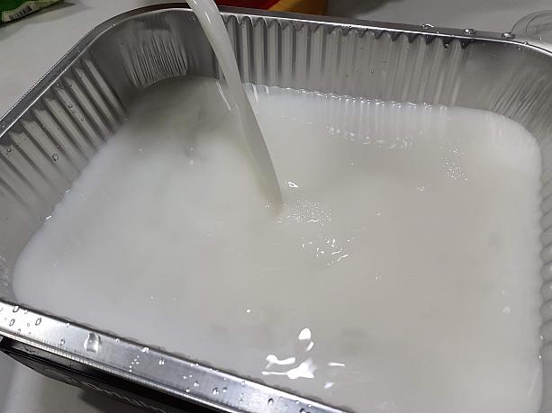 定量の水を入れた後に、白い牛のスープを入れます。