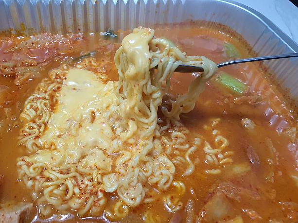 麺に絡んだラーメンを見ると、なんだか韓国の味を想像してしまいます。ほんとに手軽であっという間でした。食べ終わったら、容器やビニールは洗って、すべてリサイクルゴミへ。