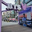 BTSのメンバー『V』の誕生日に合わせて設置されたよう。