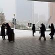 地下鉄や国鉄から降りてきた人たちも、皆、初雪を喜んで写真撮影しています。