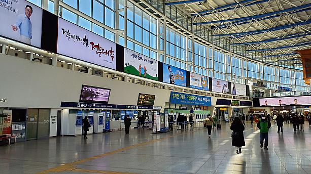 大晦日といっても金曜日の昼間なので、ソウル駅は閑散としていました。