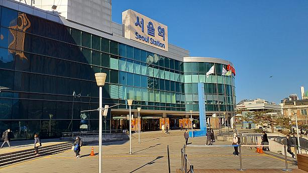 今年の大晦日は、金曜日ということで、正月休みが元旦のみの韓国では1月1日は土曜日ということで、普通の週末と変わりません。それでも何か年末ムードや新年ムードはないかとソウル駅にやってきました。