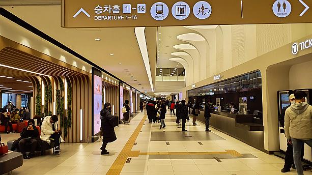 続いてやってきたのは、高速バスターミナル。ソウル駅よりは人が多いと感じました。主要都市しか行かない鉄道と違い、中都市や小都市へ満遍なく路線があるバスの方が鉄道より使いやすいということでしょうか。