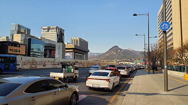 ずっと工事中の世宗大路。歩く人はまばらですが、渋滞の車列の先はおそらく韓国最大級の書店、教保文庫の駐車場でしょう。