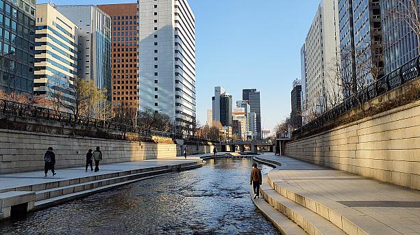 外国人観光客だけでなく、ソウル市民にも定番の散歩やジョギングコースになっている清渓川。氷点下のこの日も、それなりの人を見かけました。