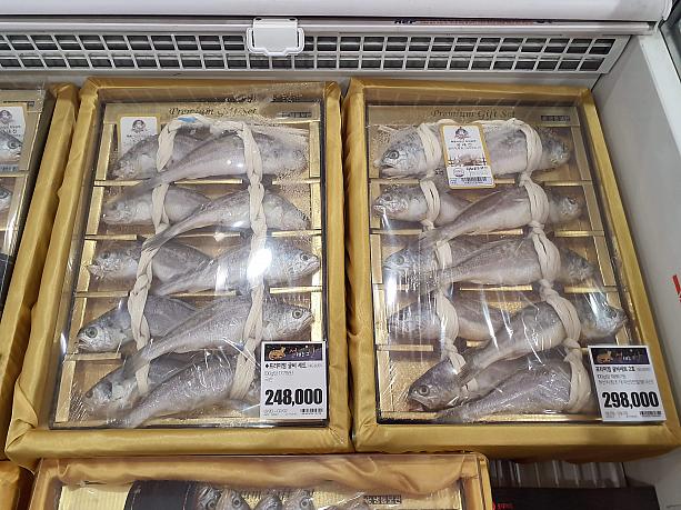 贈られてみたい高級なイシモチ。サイズが大きいほど高くなります。こちらは左が２万５千円、右が３万円。旨味の塊というお魚です。