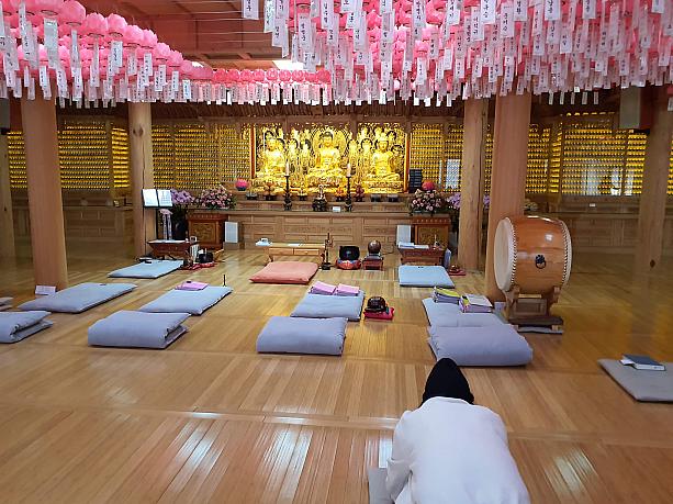 こちらは本殿の内部。韓国式のお祈りは、細かくは作法がありますが、一般的には土下座する形です。