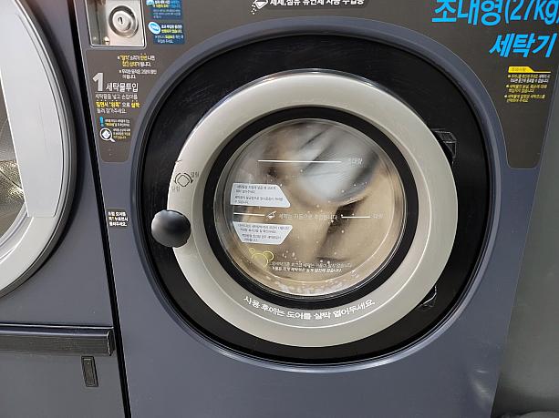 左にある取っ手みたいな黒い丸いやつを左に回さないと蓋が開いちゃうかもなんだって。それから、使い終わったら、少しドアを開けておいてくださいって書いてあるね。洗剤と柔軟剤は自動で出て来るやつでした～便利♡