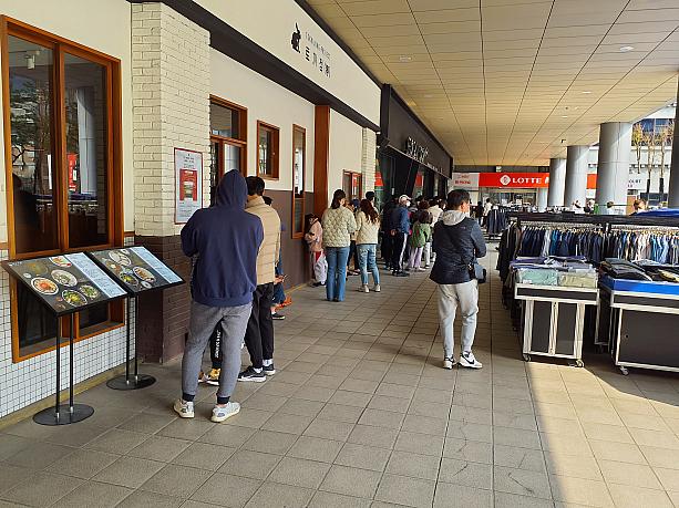 土曜日の朝9時40分。ロッテマートソウル駅店に並ぶこの行列の目的はもちろんいま大流行しているポケモンパンを求める行列です。ナビも並んでみましたが、店員さんによると、すでに整理券の配布は終わっていて、並んでも買うことはできないと言われてしまいました。