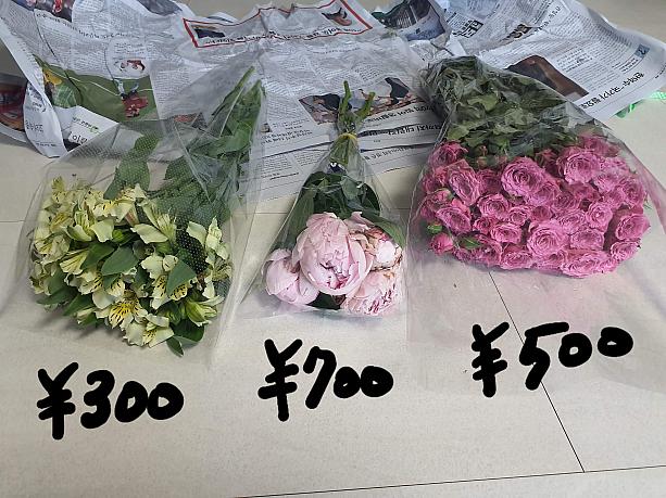 ナビがゲットした戦利品はこちら。シャクヤクは7000ウォン。ミニバラは5000ウォン。アルストロメリアは3000ウォンでした。土曜日は市場の人もなるべくさばこうとして押し売りする人もいるので、勢いに押されず、萎れてる花はちゃんとNoと言うのが重要です！