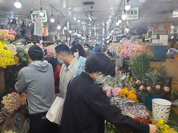 ソウル路7017の終わりは南大門市場です。土曜日の午前は切り花市場を訪れる人で賑わいます。日曜日が休みなので花が安くなるのです。