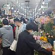 ソウル路7017の終わりは南大門市場です。土曜日の午前は切り花市場を訪れる人で賑わいます。日曜日が休みなので花が安くなるのです。