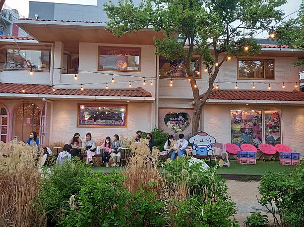韓国でもサンリオキャラクターはとっても人気！最近は特に『クロミ』が人気急上昇＾＾ここ『サンリオラバーズクラブ』はサンリオのグッズ販売＆キャラクターで飾られたフォトカフェがあるサンリオファンのためのカフェ。