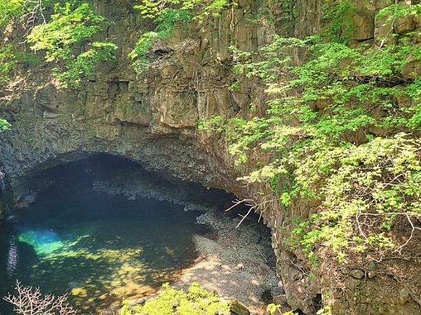 ピドゥルギの滝（そういえばゾンビドラマ「キングダム」でまさに「生死草」が生えていた場所。。）