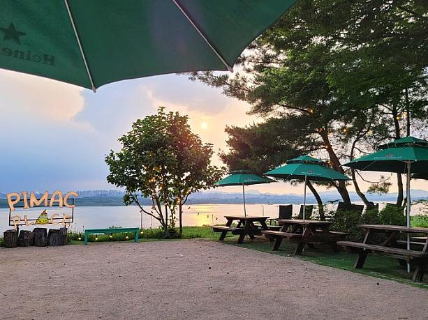 夕日と漢江を眺めながら雰囲気よく食事を楽しめます。