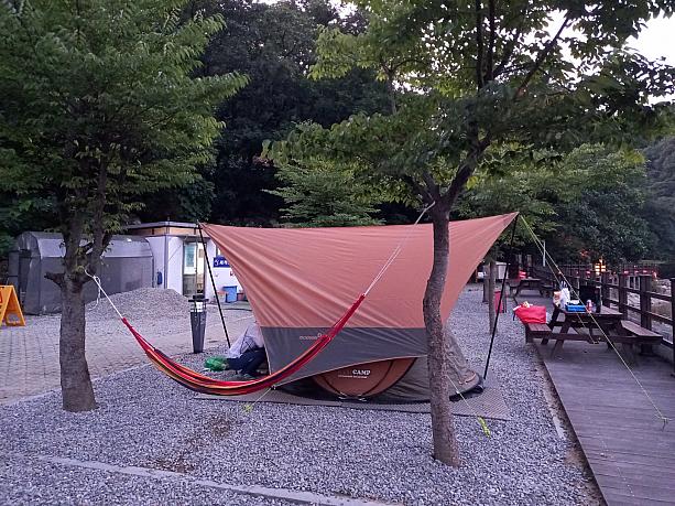 今回はキャンプ場でテント一泊することに~。予約はいっぱいなのに、ところどころ空いているところもありました。