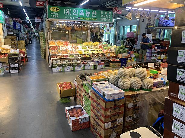果物の仲卸売場は、小売客向けに営業中。