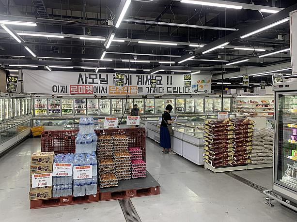 冷凍食品コーナーは、大容量のものばかり。日本の食材が必要な方は、可楽市場にも足を運んでみてはいかがでしょう？