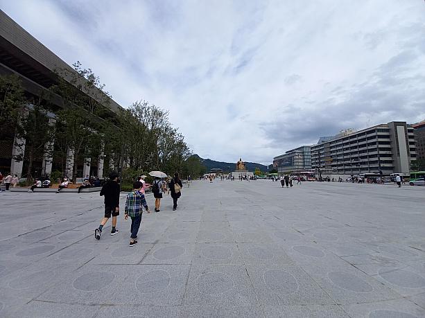 光化門十字路から景福宮を見て左側の道路をなくし、公園スペースに再造成。広場の面積は以前の約２倍になったとか。
