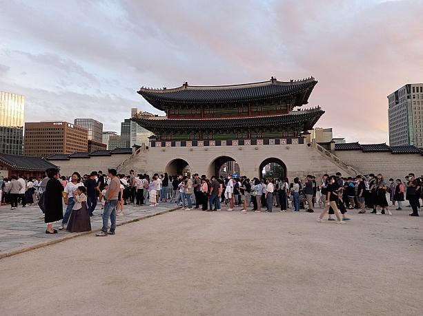 秋夕（チュソク）当日、夕方ごろからソウル市内へお出かけ。朝鮮王朝の正宮、景福宮は９月１日から夜間観覧再開！入場チケットを購入しようとする人たちの列がすごい…