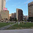 市庁前広場にも多くの人が見られました。秋夕連休だからと言ってソウルはガラガラということはなさなそうです。大都市はやっぱり大都市。いつでも賑わいを見せています。
