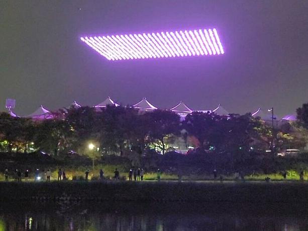 サッカー場上空に現れた６００余台の光り輝くドローン