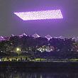 サッカー場上空に現れた６００余台の光り輝くドローン