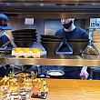 カウンター越しに、ラーメンを作っている姿が見えます。