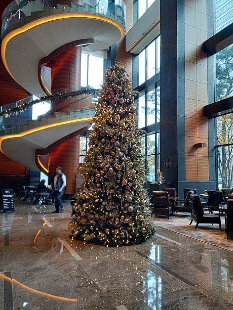 クリスマスを前に、街はあちこちクリスマスデコレーションに包まれてます！ここは、汝矣島のコンラッドホテルのツリー。