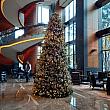 クリスマスを前に、街はあちこちクリスマスデコレーションに包まれてます！ここは、汝矣島のコンラッドホテルのツリー。