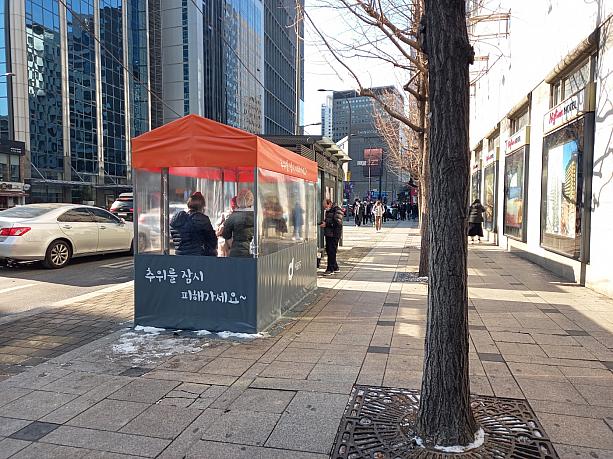 ソウルは本格的な冬の到来！街のバス停には寒さしのぎのテントも登場です！