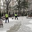 公園も管理の方がきれいに雪を整理しています。
