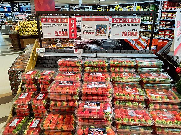 標準的なイチゴの値段は、500gのパックで約12000ウォン。2パック以上買うと、1パックあたり10000ウォンになるそうですが日本と比べていかがでしょう？