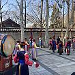 向かいの徳寿宮では、昔の儀式の再現するイベントが行われていました。徳寿宮の新しい警備隊長が任官するイベントで、新しい警備隊長は地元の小学生が扮していました。体験プログラムになっているようです。