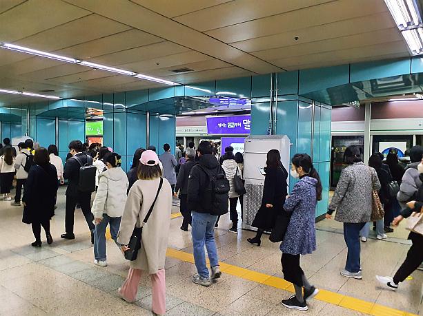 朝のいつもの通勤風景。ソウルの蚕室駅は通勤客と一緒に、ロッテワールドに訪れる行楽客も目に付く特徴的な駅。