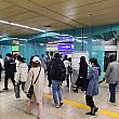 朝のいつもの通勤風景。ソウルの蚕室駅は通勤客と一緒に、ロッテワールドに訪れる行楽客も目に付く特徴的な駅。